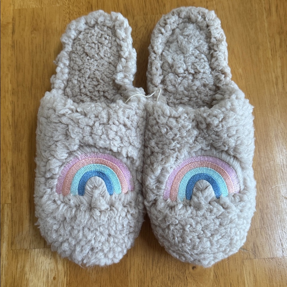 NWOT Fluffy Rainbow Slippers Sz Medium 6 1/2 - 7 1/2 Stacked Slide